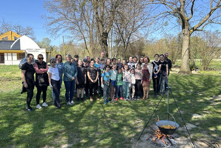 Dr. Balatoni Katalin minisztereln�ki biztos �ltal meghirdetett „100*100 - Iskolasz�p�t�
programj�ra” p�ly�zott a Letenyei Andr�ssy Gyula �ltal�nos Iskola pedag�gusa, Varga-Turi
Katalin.